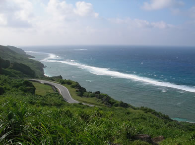 与那国の海　美しい海岸線が続く