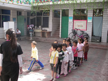 崇徳女校付属幼稚園。貧困と環境ゆえの難民の子供とは思えないほど清潔で快活である